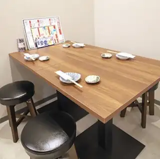 テーブルのお席は5名掛けテーブルのお席を2席ご用意しております。食べたいときに食べたいものがみつかるお店です。是非ご堪能下さい!!