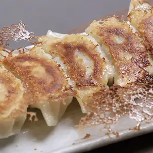溢れ出す肉汁に感動！当店自慢の「餃子」440円(税込)～