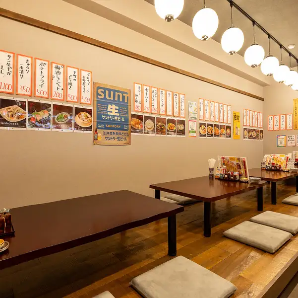 アットホームな雰囲気が魅力の当店は、総席数41席で各種宴会に最適です。バリエーション豊富なメニューは、大人数での取り分けにもぴったり！「食べたいものがきっと見つかる」ラインナップで、皆様の楽しいひとときを演出します。鮮度と旬にこだわったお造りもご用意しております！