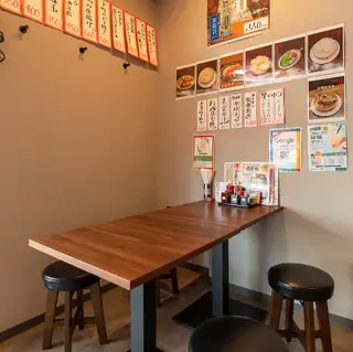 テーブルのお席は5名掛けテーブルのお席を2席ご用意しております。食べたいときに食べたいものがみつかるお店です。是非ご堪能下さい!!