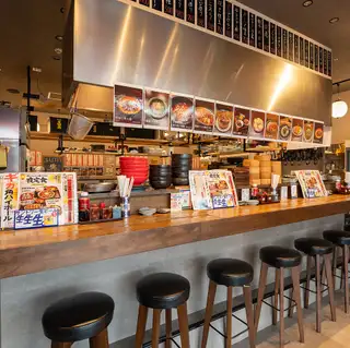 店内調理が見えるライブ感あるカウンター席。15席ご用意しております!