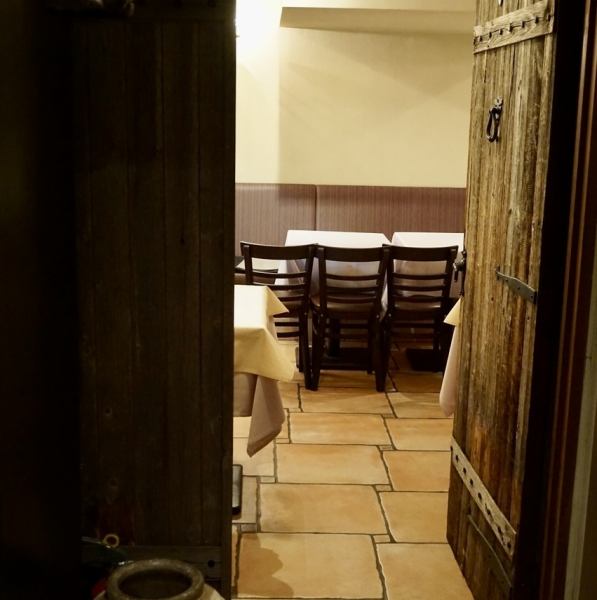 洞窟のような入り口から広がる店内は非日常感を楽しめます。イタリア家庭をイメージしたあたたかい雰囲気の空間でゆったりと食事を堪能可能。駅からのアクセスも良好で、友人との集まりや記念日利用に便利！認定シェフによる料理とサービスも魅力です☆