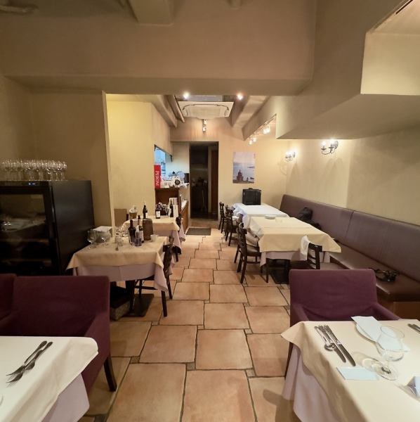 洞窟を抜けた店内はプライベート感に包まれ、落ち着いた雰囲気で安心して楽しめます。ゆったり過ごせるテーブル席に加え、隠れ家風の完全個室も完備。カジュアルな女子会や気軽な食事会に好評です☆