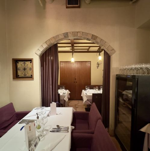 イタリアの家庭のリビングに招かれたような、温かみのある4名掛けのお席です。テーブルクロスが敷かれた清潔感のある空間で、本格的なトスカーナ料理をシェアしながら楽しむスタイルが人気。気取らない高級感と、自宅のような居心地の良さが共存しており、初めてご来店いただくお客様もすぐにリラックスいただけます。