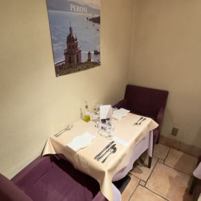 広々とした店内には、2名様でゆったりと使える端のお席もございます。対面でじっくり会話を楽しみたいデートや、親友との二人きりの女子会におすすめです。適度な照明の明るさが心地よく、美味しい料理を味わいながら二人の時間を大切に過ごせます。新橋の喧騒を忘れて、静かにイタリアの風を感じられる特等席です。