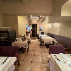 大人数でのパーティや二次会には、フロア全体の貸切も承っております。洞窟のような入口から始まる特別な体験を、ゲスト全員で共有できるのが魅力です。着席スタイルで最大25名様程度まで収容可能。プロジェクターなどの設備も相談可能で、アットホームな雰囲気のオリジナルパーティを実現させることができます。