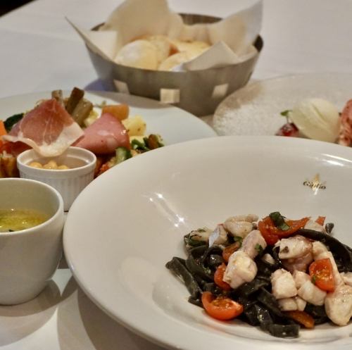 シエナ地方の伝統を味わう！一度食べたらやみつきになる当店名物の極太手打ちパスタ「イ・ピーチ」