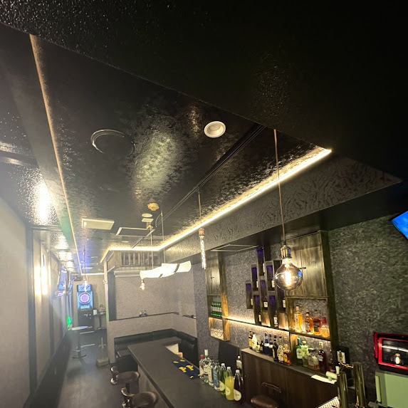 【お一人様も大歓迎！大人の遊び心を満たすカウンター】 お一人様でも気兼ねなく過ごせるカウンターを5席ご用意。本格的なBARを併設しており、バーテンダーがあなた好みの特別な一杯を丁寧にお作りします。ゆったりと美酒に酔いしれるも良し、最新のダーツでアクティブに楽しむも良し、楽しいひとときをお過ごしください。