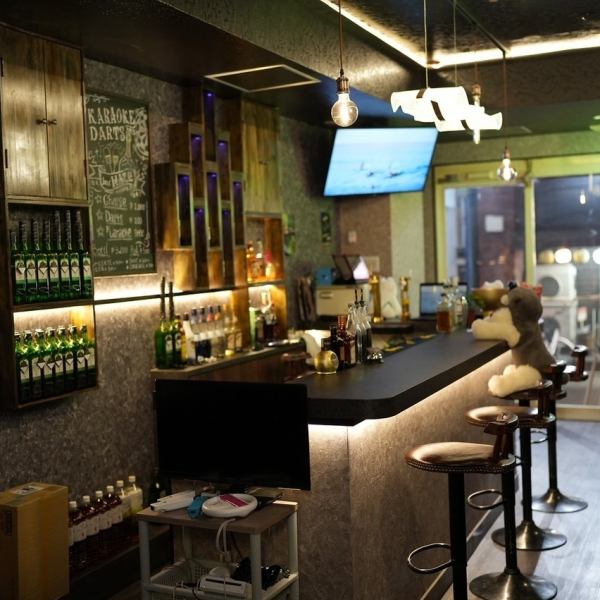 【お一人様も大歓迎！大人の遊び心を満たすカウンター】 お一人様でも気兼ねなく過ごせるカウンターを5席ご用意。本格的なBARを併設しており、バーテンダーがあなた好みの特別な一杯を丁寧にお作りします。ゆったりと美酒に酔いしれるも良し、最新のダーツでアクティブに楽しむも良し、楽しいひとときをお過ごしください。