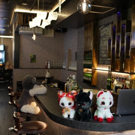 【お一人様も大歓迎！大人の遊び心を満たすカウンター】 お一人様でも気兼ねなく過ごせるカウンターを5席ご用意。本格的なBARを併設しており、バーテンダーがあなた好みの特別な一杯を丁寧にお作りします。ゆったりと美酒に酔いしれるも良し、最新のダーツでアクティブに楽しむも良し、楽しいひとときをお過ごしください。