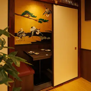 2名様～少人数様向けの個室完備！足を伸ばして寛げる個室となっています。お仕事帰りの宴会、飲み会や女子会、二次会などにぜひご利用ください◎疲れを癒すお時間をお愉しみ下さい♪