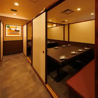 会社宴会や大型宴会・パーティーにピッタリな広々個室をご用意！柔らかな照明灯る優美な空間が特別なご宴会を演出します♪旬の味覚愉しむ本格料理と銘酒で贅沢なご宴会をお楽しみ下さい