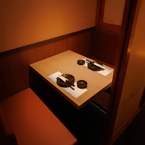 <p>【少人数個室】落ち着いて飲める大人の空間。ご宴会や接待、デートにも人気の隠れ家店。</p>