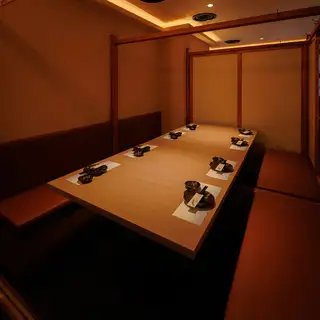 人数に合わせて、個室のご用意ができます！広々とした空間なので宴会や女子会、合コンなど様々なシーンに合わせてご利用いただけます！扉付きなので周りのお客様を気にすることなくゆったりとお過ごしいただけます◎