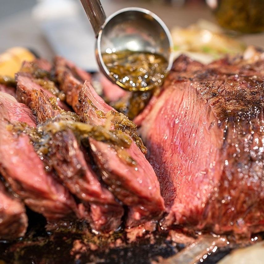 ブラジル風シュラスコ、肉と野菜に酸味ソースが絶妙にマッチ