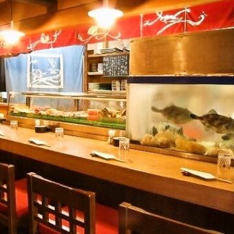 お食事しながら大将と話が出来るカウンターです。