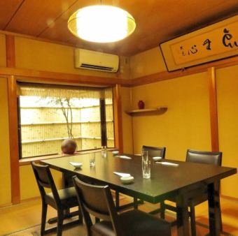 特別なデートやお食事、法事などにおすすめの6名テーブル個室席です。
