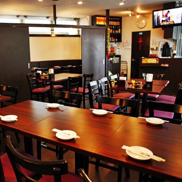 Bright interior, spacious space, large banquets and private parties available.[Shinjuku Yoyogi Chinese Buffet All-you-can-eat All-you-can-drink izakaya Private room Lunch Gyoza Dim sum]