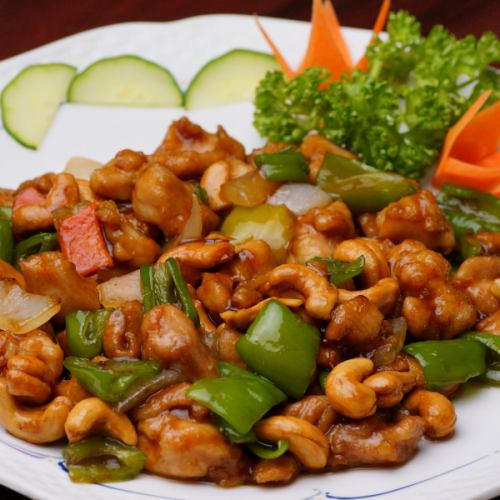 Stir-fried chicken and cashew nut