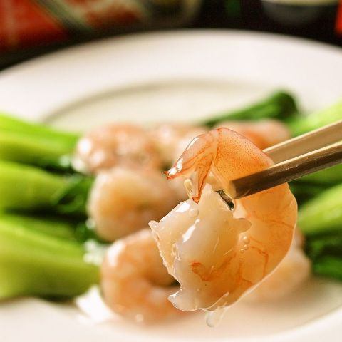 Shrimp and green vegetable white sauce