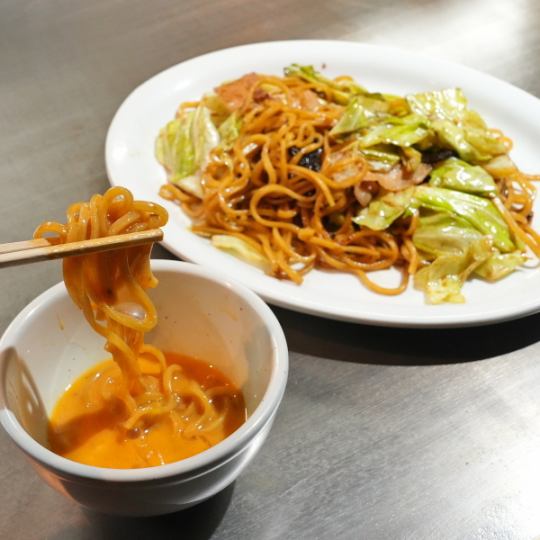 お酒との相性抜群◎おかめ自慢の焼きそば+生玉子！食欲そそる香りと濃厚な旨みが心を満たす。〆にも最適。
