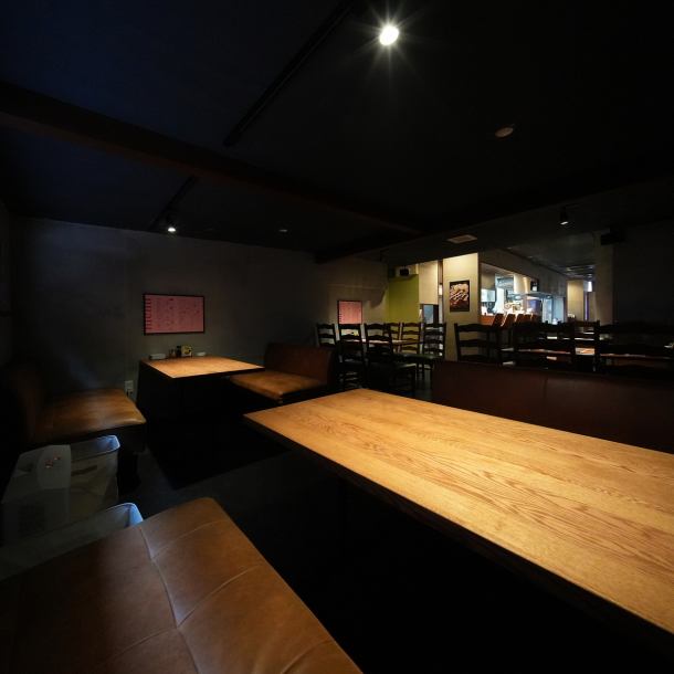 シンプルながら洗練された内装が魅力の当店。木材とコンクリートの絶妙なハーモニーが、落ち着いた雰囲気を醸し出しています。心地よい照明でリラックスしながら鉄板料理を楽しむひとときをご提供。大人のための特別な空間で、心に残るひとときをお過ごしください。カジュアルなデートや、友人との集まりにもぴったりです。