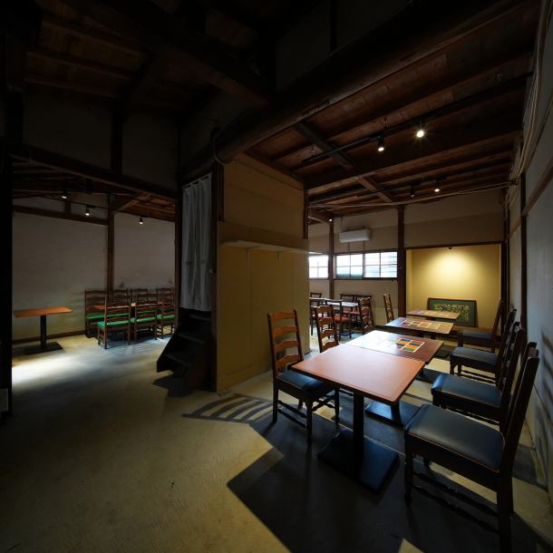 広々とした店内。各種ご宴会のご予約を心よりお待ちしております！大切な友人との思い出作りや、仕事の集まりなど、様々なシーンでご利用いただけます。お料理はもちろん、居心地の良い空間が皆様の笑顔を引き出します。楽しい会話が弾むこと間違いなし！特別な時間を共に過ごすために、ぜひお気軽にお問い合わせください。