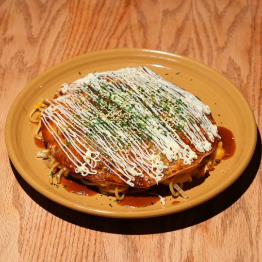 あつあつでとろとろ♪おかめ自慢のお好み焼き。鉄板で楽しむ極上の一皿。お酒とともにお楽しみください。