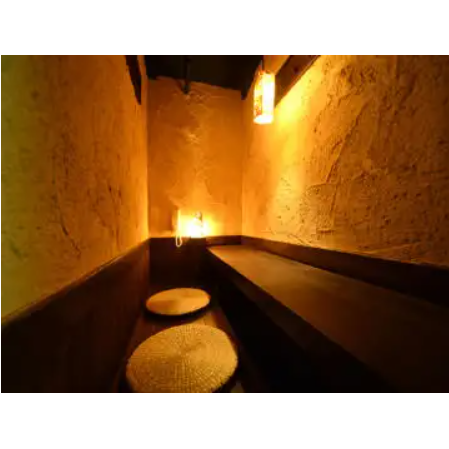 【少人数でのご利用に】2名様用のカップルシートや、少人数で使える小上がり座敷個室をご用意。デートや女子会、親しい友人との飲み会など、プライベートな時間をゆったりとお過ごしいただけます。間接照明が作り出す和モダンな落ち着ける空間で、絶品料理とお酒を味わいながら周りを気にせずおくつろぎください。