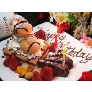 【誕生日・記念日のサプライズ】大切な方のお祝いはぜひ当店で！カップルやグループでのアニバーサリープランをご用意しております。さらに、4名様以上のご予約で「シャンパンボトル＋ホールケーキ」をプレゼントする豪華な特典も♪全席個室のプライベート空間で、思い出に残る素敵なサプライズを全力でお手伝いします。