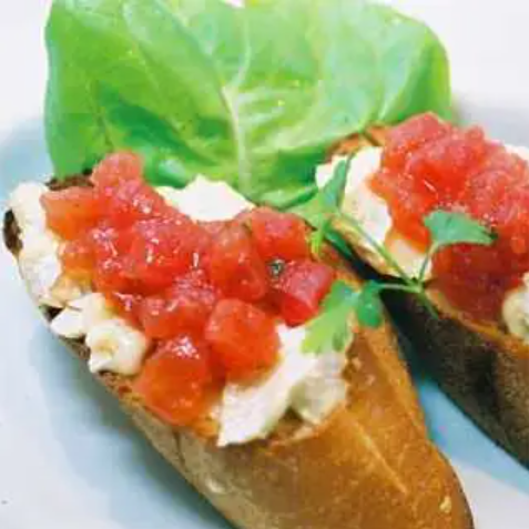 モッツァレラとトマトのカプレーゼ/カマンベールとトマトのブルスケッタ