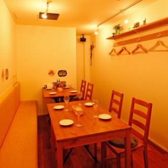 When you spend time with family and friends, please go to the table seating for 4 people! There is a spacious sofa on the wall side.If you pack a little, 5 people are OK.It is safe when you have small children.We will respond according to the number of people.Please use it for drinking parties and dinners with your friends.