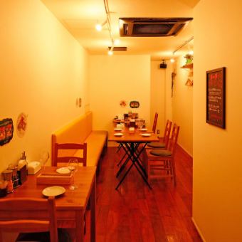 It has a cozy and woody atmosphere! / 2 tables for 2 people, one person is OK.The wooden table is very calm and clean.There are many tables for 4 people, so we can arrange the table according to the number of people.Feel free to couple or friends!