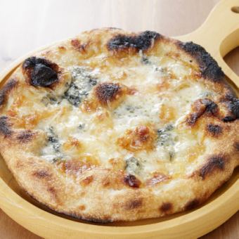 4종류의 치즈 피자 벌꿀 첨부