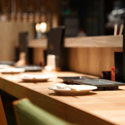 [Counter seats with a realistic feel] The interior of the store is like a hideaway with downlights...The counter seats are relaxing and comforting with the cypress wood grain.Feel free to come alone and enjoy our high-quality yakitori!