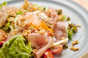 生ハムと半熟卵のフレッシュサラダ