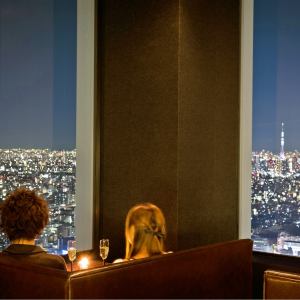 A space for two people without worrying about the surroundings.<< You can see the night view from all the seats >> You can relax and enjoy the finest night view, which boasts the No. 1 night view in Shinjuku.* Because it is like a movie theater, you can spend time without worrying about the seat in front of you.