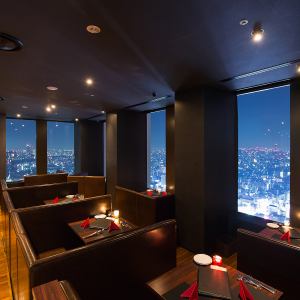 << You can see the night view from all the seats >> You can relax and enjoy the finest night view, which boasts the No. 1 night view in Shinjuku.* Because it is like a movie theater, you can spend time without worrying about the seat in front of you.