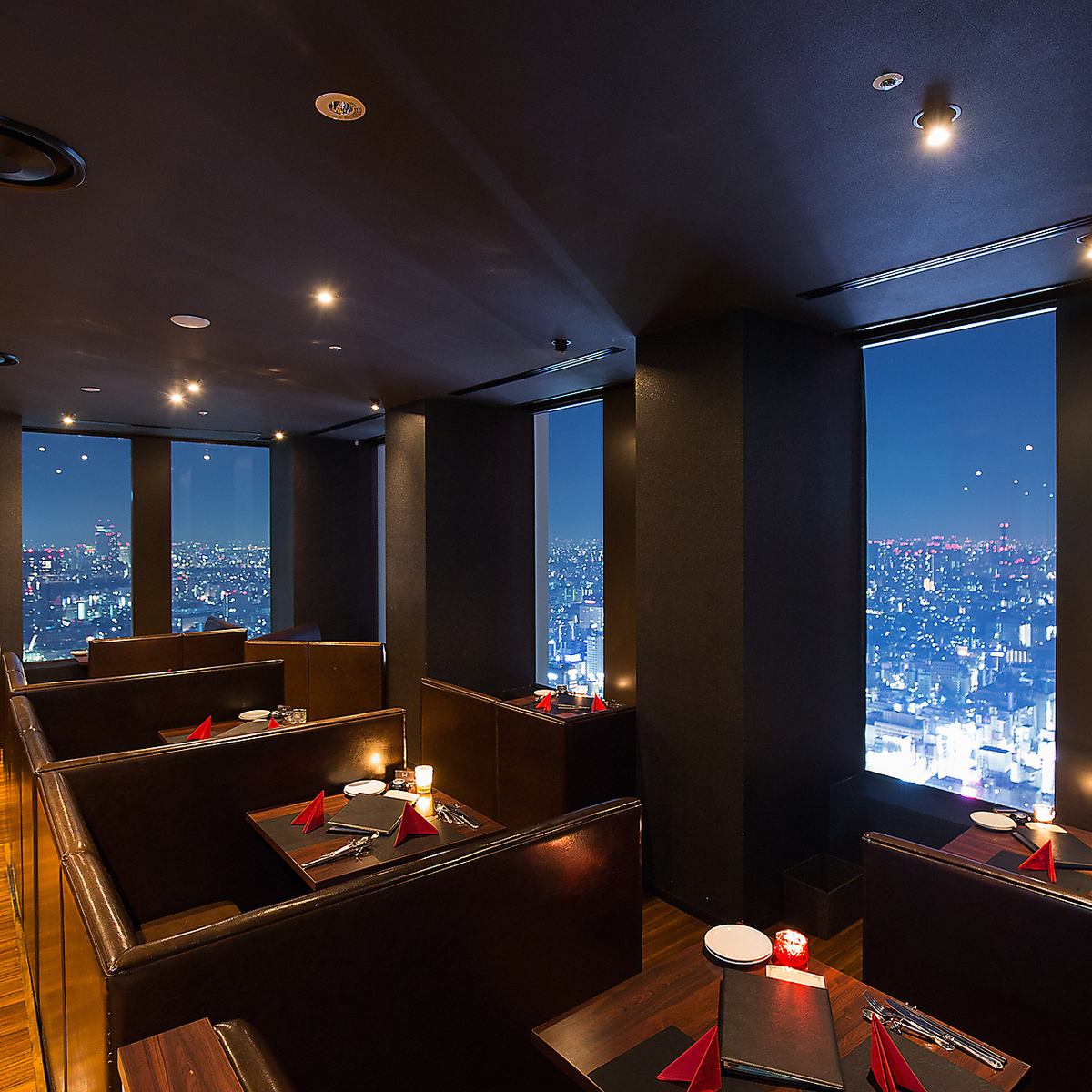 Enjoy the best dinner in a relaxing space with a night view of Shinjuku from 200 meters above ground.