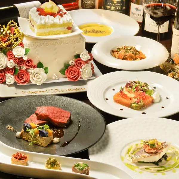 周年纪念高级套餐：包含烤 A5 和牛大腿肉和清蒸鲷鱼的 9 道菜套餐，含周年纪念蛋糕。