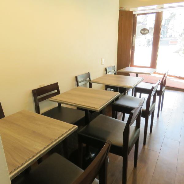 [Table seating] We have 3 tables for 2 people.The interior has a natural and calm atmosphere, where time passes slowly.Please enjoy the home-roasted coffee that the owner is particular about.Please use it for lunch parties, small girls' gatherings, and afternoon tea parties.Small children are welcome as the property is completely non-smoking.
