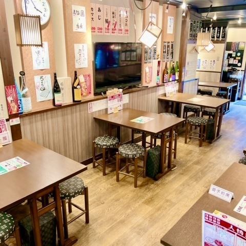 【練馬駅徒歩3分】店内はテーブル席のご用意があります。BGMの演歌にもこだわり、時間を忘れてつい長居してしまいたくなる、しみじみ酔える人情酒場です。