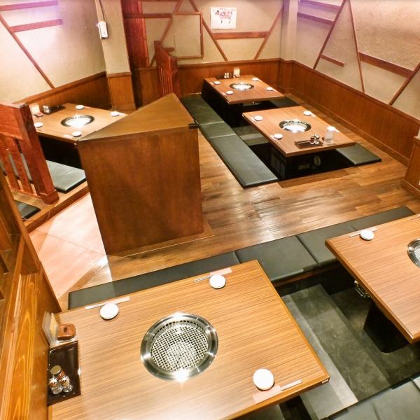 日式爐座共有7張桌子，可容納30人，並接受私人宴會的預訂！店內所有座位均禁止吸煙，因此與家人或帶小孩一起用餐也很安全。