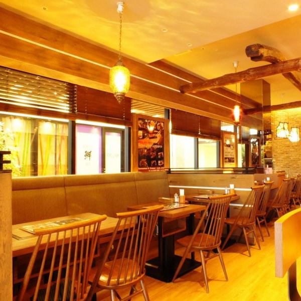The interior is cute ♪ It is a spacious and open shop! You can use it for various banquets such as welcome reception · launch at side-by-side table seat ★