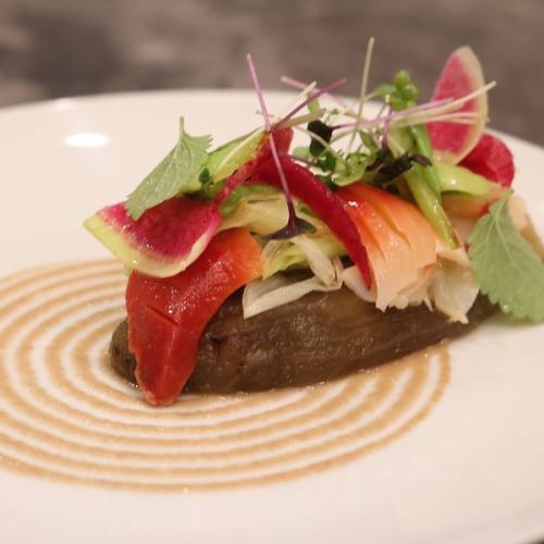 メインは選べるフルコースディナーです。お魚料理は3種類、お肉料理は6種類の中からお選びください。