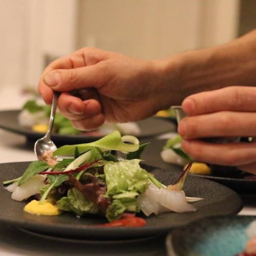 季節の食材を組み合わせたコース料理をお楽しみください