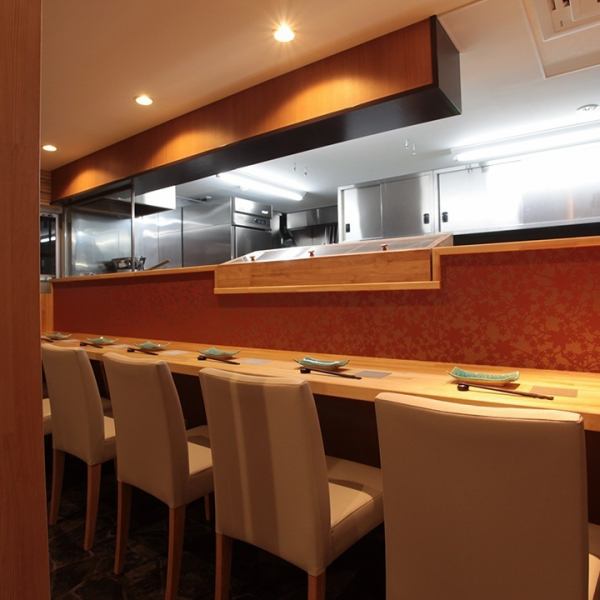 Speaking of sushi restaurants, there are counter seats.We have 8 seats.You can also enjoy watching the skilled cooks handle the fish and hold the sushi.This seat is especially recommended for singles and couples.Feel free to help yourself!