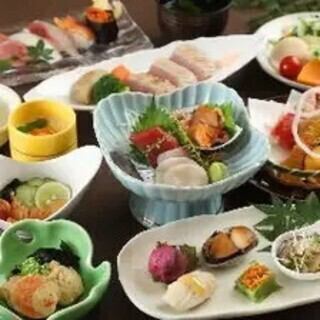 접대나 소중한 자리에 엄선된 제철 식재료로 연주하는 슌채 천연이나 전복과 조개 만족 코스 8000엔(부가세 포함)