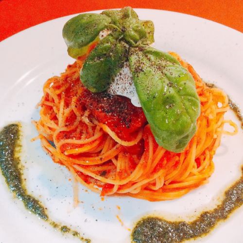 Tomato sauce spaghettini with basil and ricotta cheese