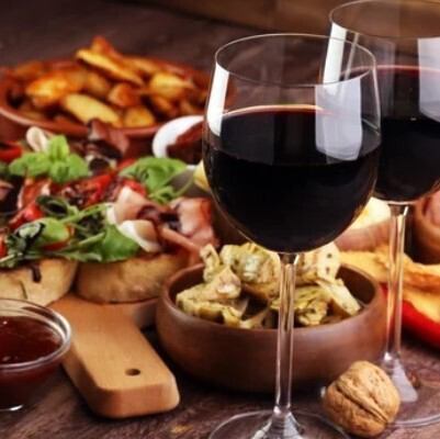 盛岡大通にピザ＆チキンが食べ放題のオシャレバルが新登場！